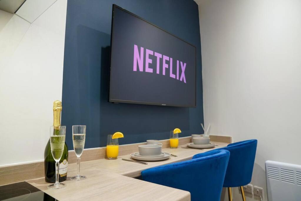 BUCKINGHAMSHIRE Luxury City Centre Apartment With Juliet Balcony, Fast Wifi And Smarttv With Netflix מראה חיצוני תמונה